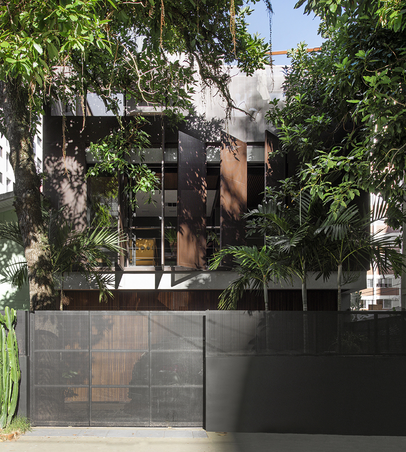 vertical screens clad henrique pimont's house in brazil to achieve privacy + permeability