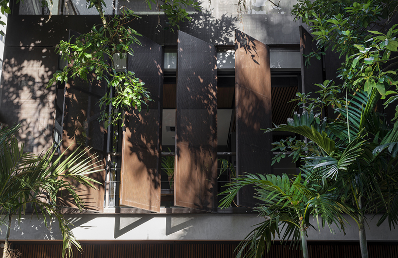 vertical screens clad henrique pimont's house in brazil to achieve privacy + permeability