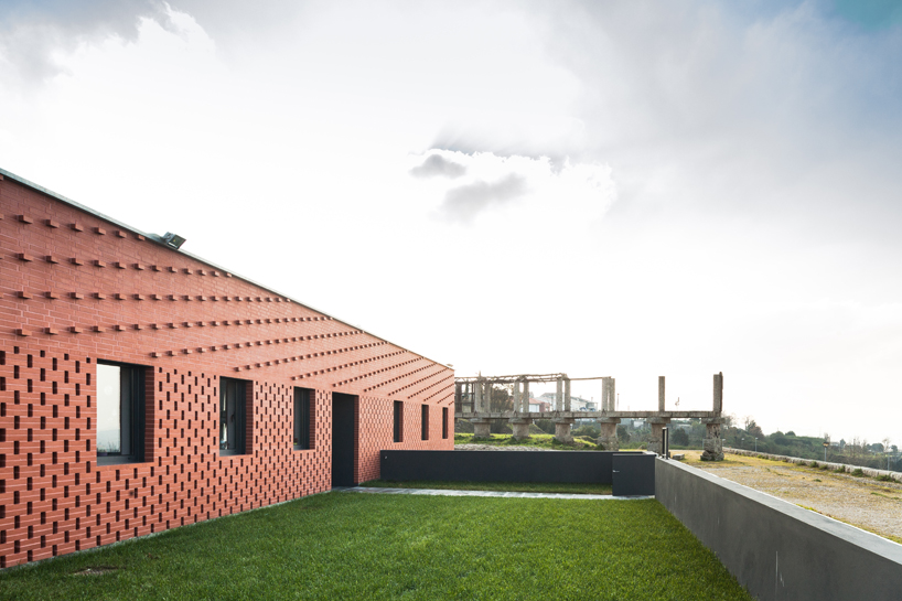 saavedrarquitectura builds brick clad school house in guimarães - 3