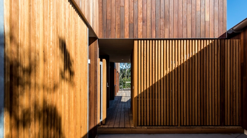 bourne-blue-architecture-boomerang-beach-house-new-south-wales-australia-09-09-2019-designboom