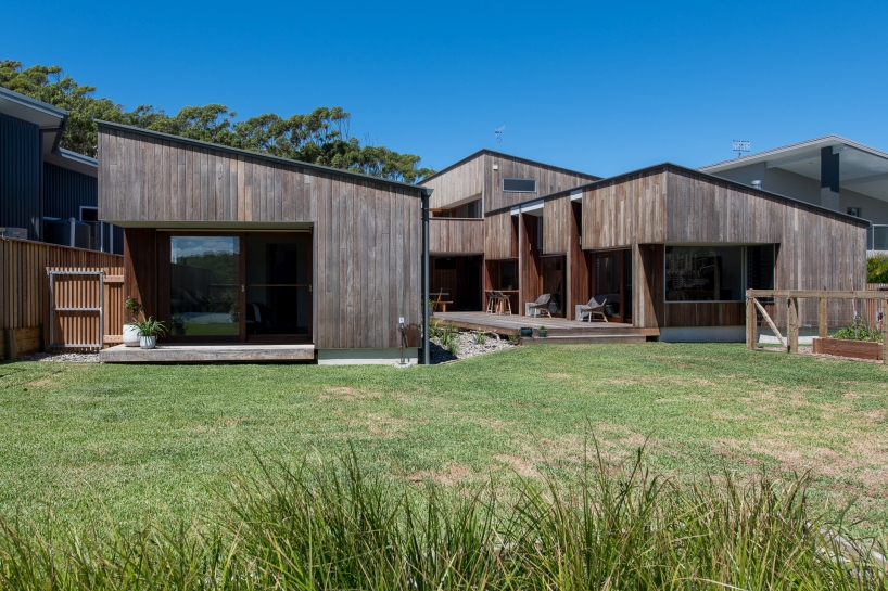 bourne-blue-architecture-boomerang-beach-house-new-south-wales-australia-09-09-2019-designboom