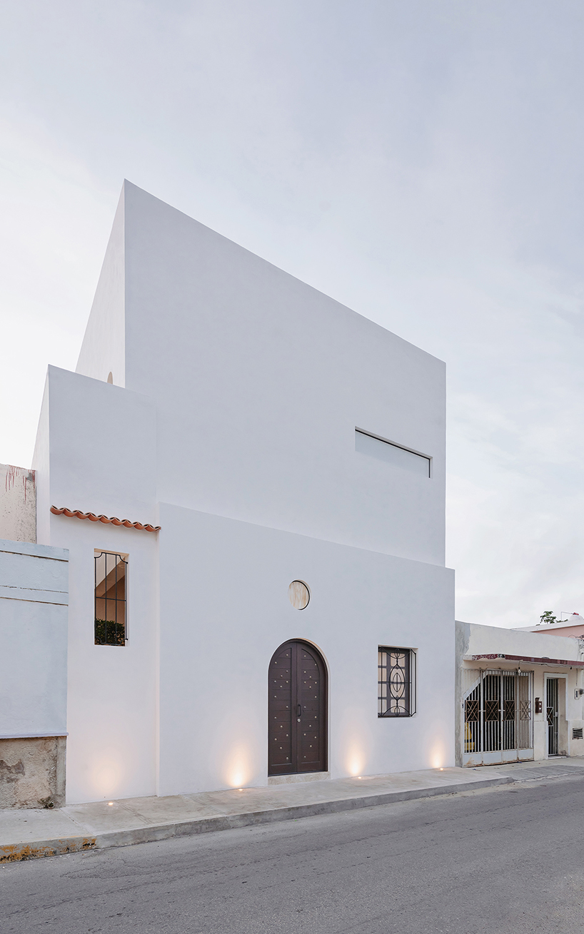 workshop architects fuses yucatecan + modernist elements in eclectic mexican home-studio