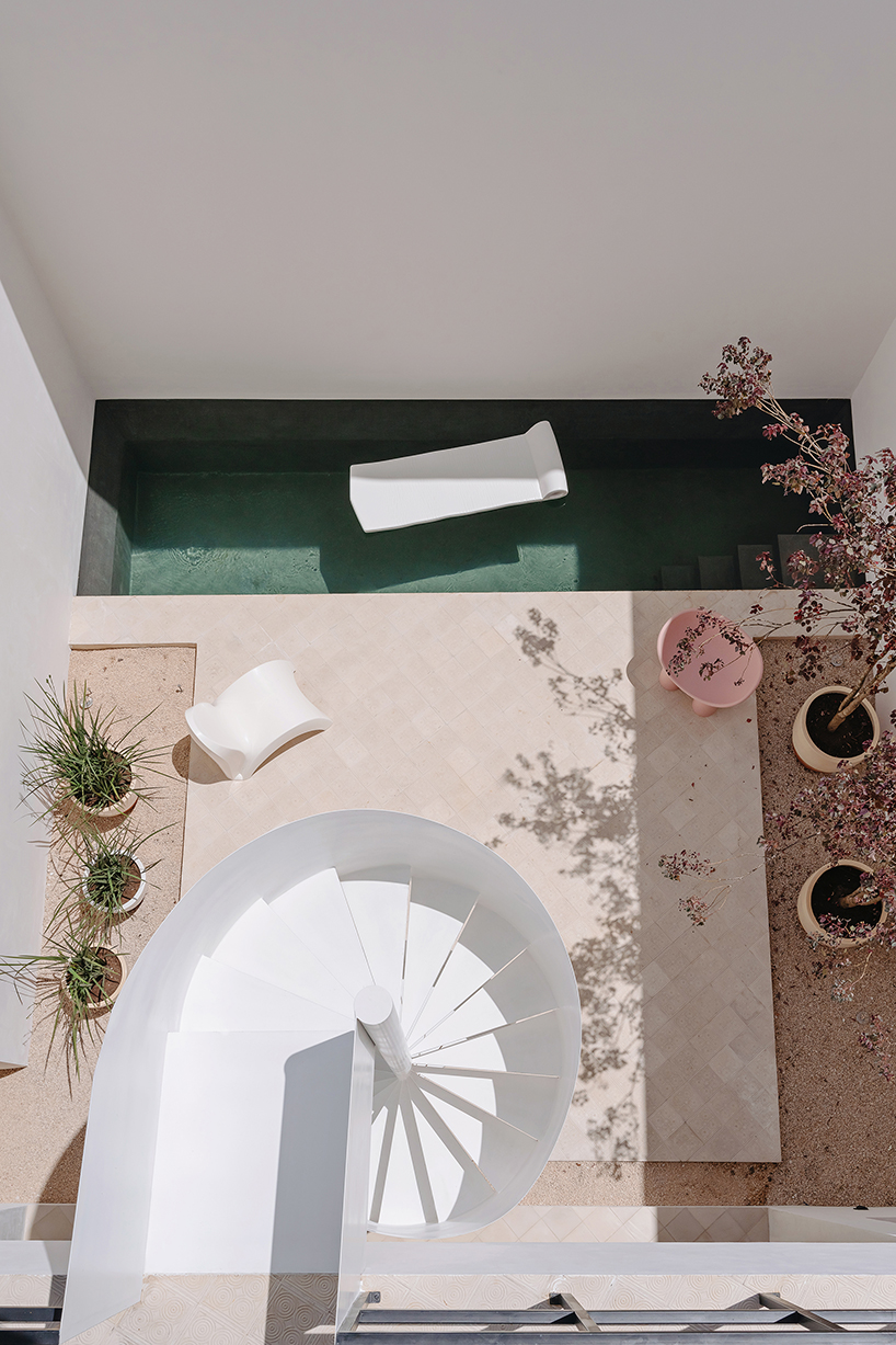 workshop architects fuses yucatecan + modernist elements in eclectic mexican home-studio