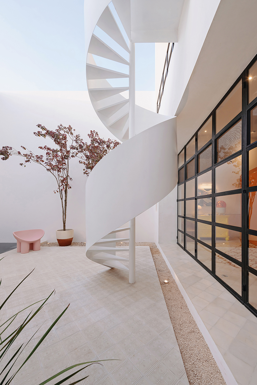 workshop architects fuses yucatecan + modernist elements in eclectic mexican home-studio