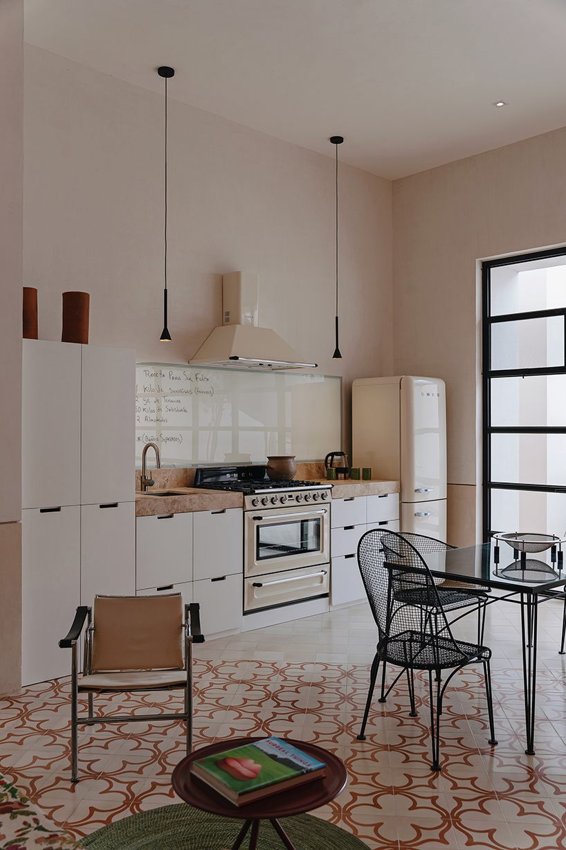 workshop architects fuses yucatecan + modernist elements in eclectic mexican home-studio