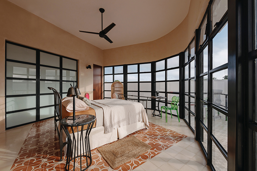 workshop architects fuses yucatecan + modernist elements in eclectic mexican home-studio