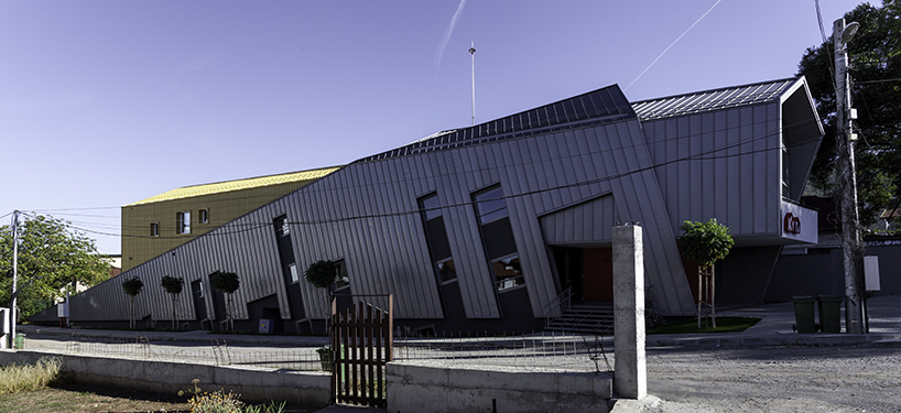 conveyer angles sloping facade in kindergarten kita bulgaria - 2