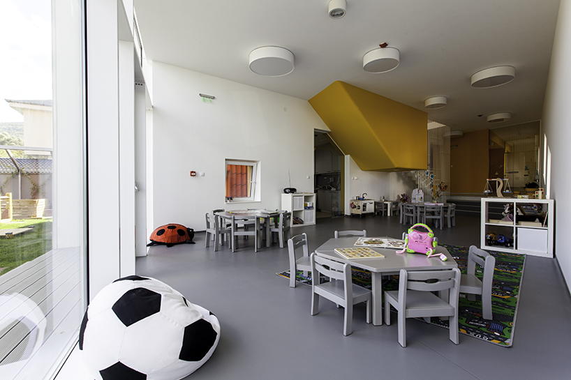 conveyer angles sloping facade in kindergarten kita bulgaria - 6