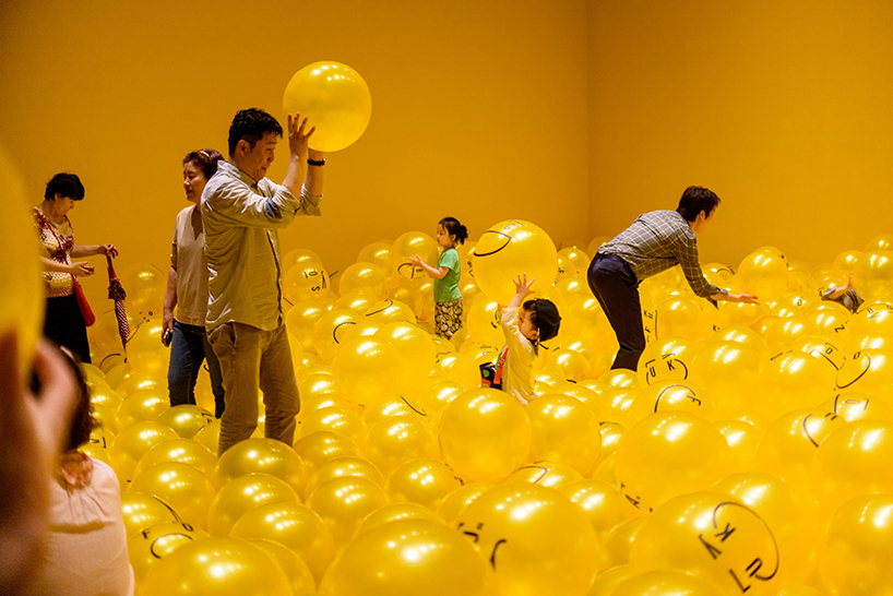 kissmiklos pays homage to the first smiley face with 'emogram' installation in south korea designboom