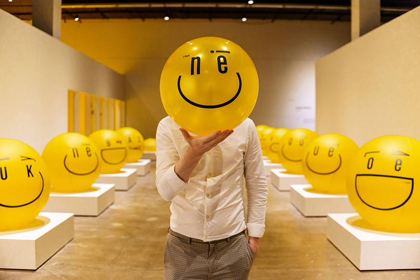 kissmiklos pays homage to the first smiley face with 'emogram' installation in south korea designboom