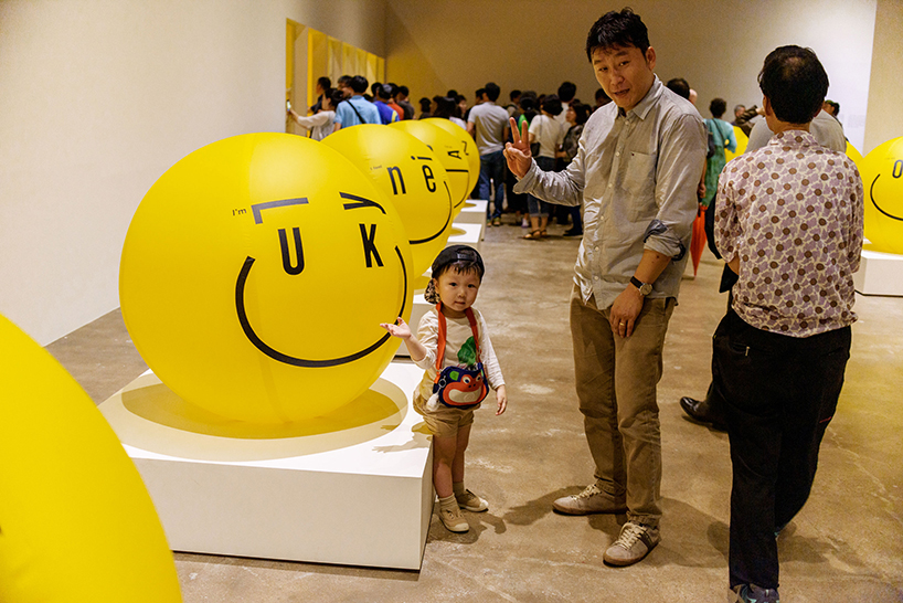 kissmiklos pays homage to the first smiley face with 'emogram' installation in south korea designboom