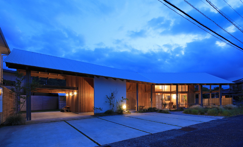 a forest of wooden pillars topped by a gently arched roof shape anandah café and residence - 1
