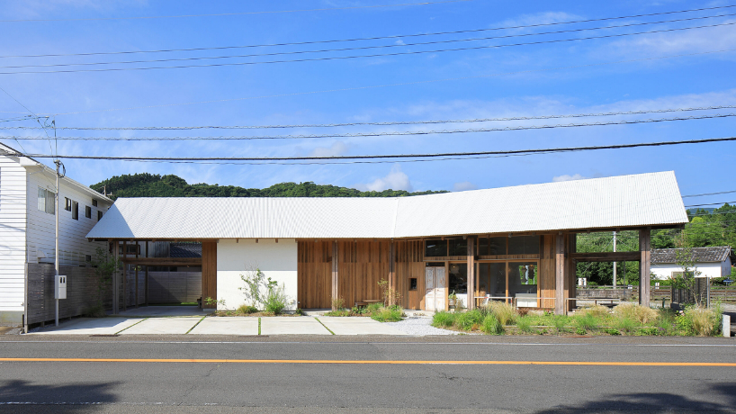 a forest of wooden pillars topped by a gently arched roof shape anandah café and residence - 2