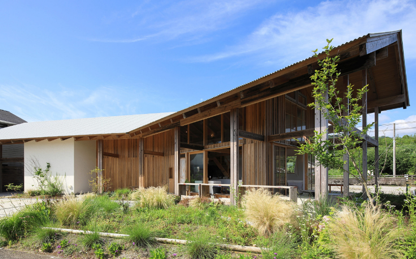 a forest of wooden pillars topped by a gently arched roof shape anandah café and residence - 3