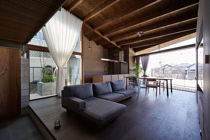 rustic japanese ‘openness house’ by OHArchitecture shifts perimeters to create an open yet intimate enclosure