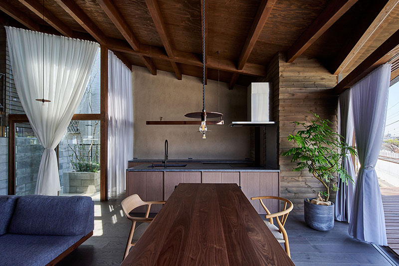 rustic japanese ‘openness house’ by OHArchitecture shifts perimeters to create an open yet intimate enclosure