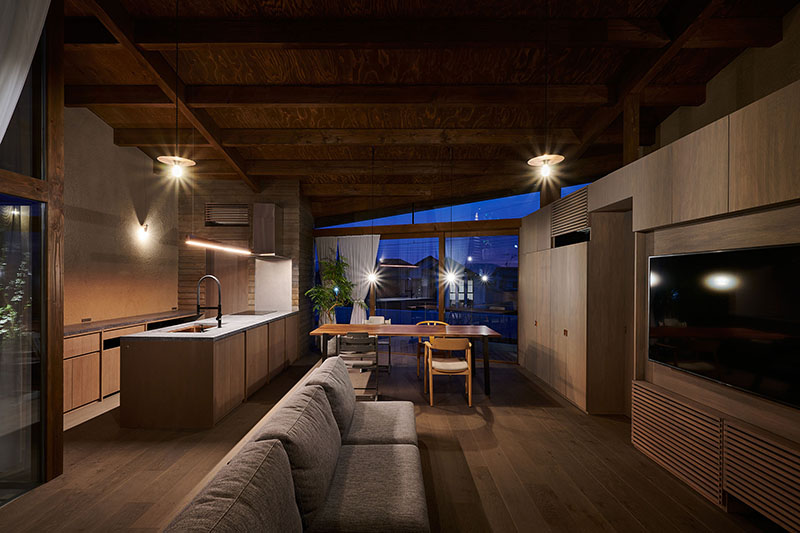 rustic japanese ‘openness house’ by OHArchitecture shifts perimeters to create an open yet intimate enclosure