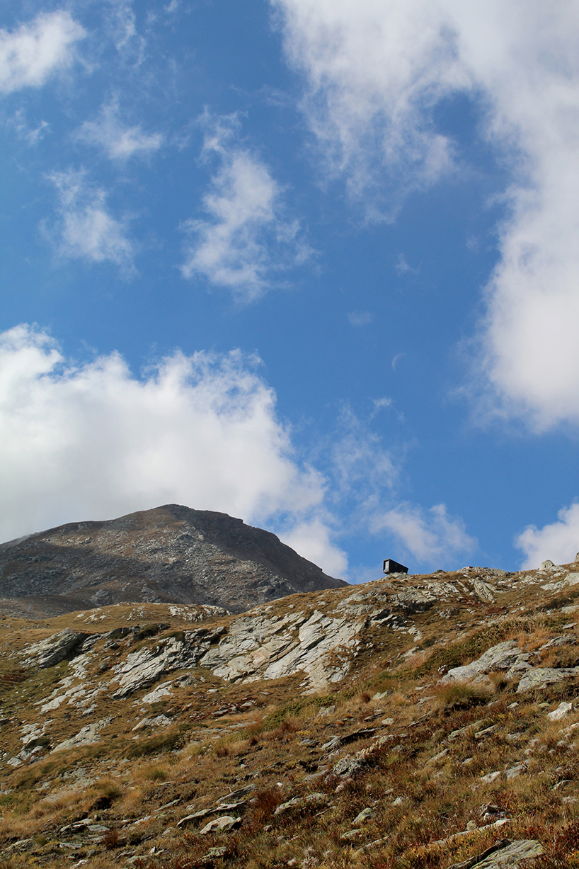 bcw collective cantilevers a bivouac hut above italian alpine valley 2