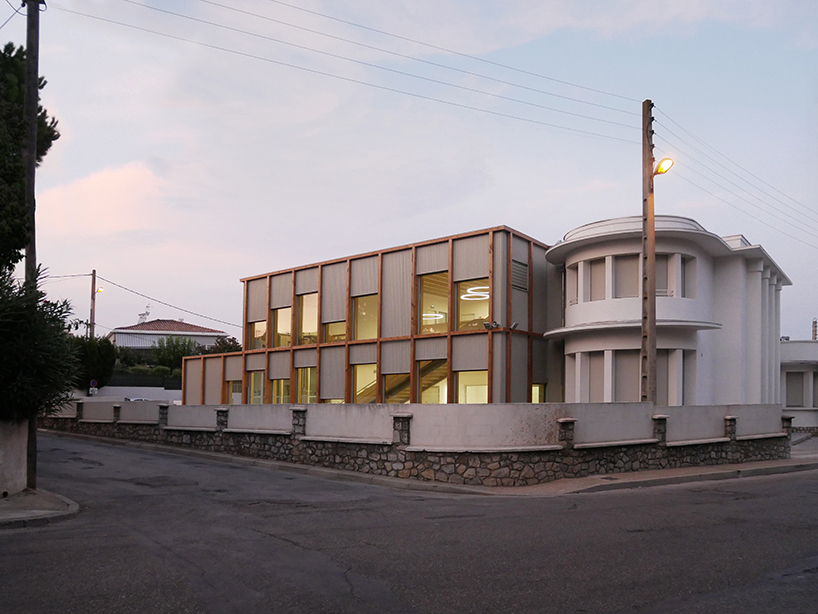 nas architectures primary school extension takes possession of the roof of an old public bath in saint gilles 6