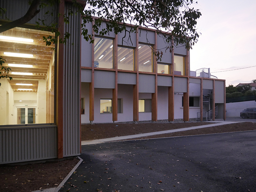 nas architectures primary school extension takes possession of the roof of an old public bath in saint gilles 7