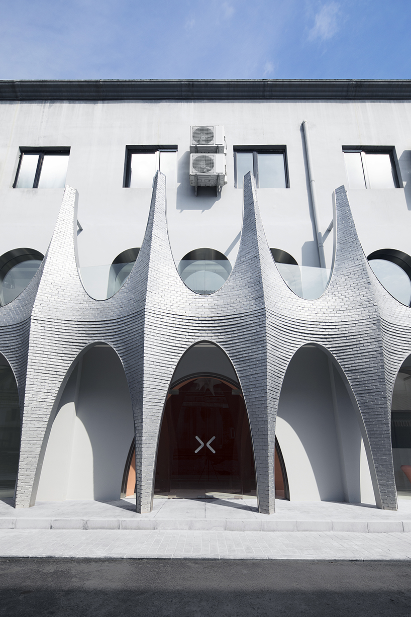 123 architects applies an arched silver façade to photography studio in beijing - 11