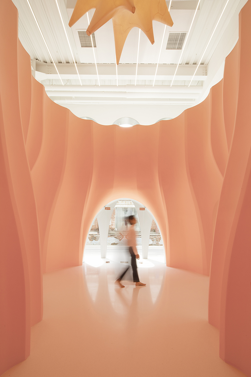 123 architects applies an arched silver façade to photography studio in beijing - 3