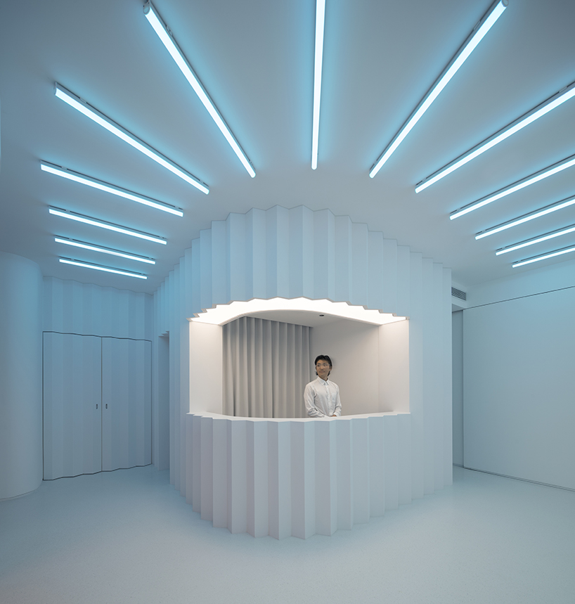 123 architects applies an arched silver façade to photography studio in beijing - 4