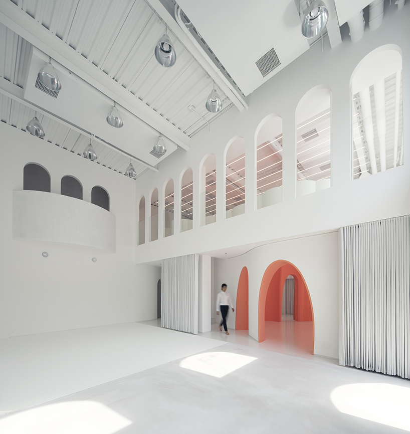 123 architects applies an arched silver façade to photography studio in beijing - 5