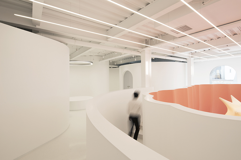 123 architects applies an arched silver façade to photography studio in beijing - 8