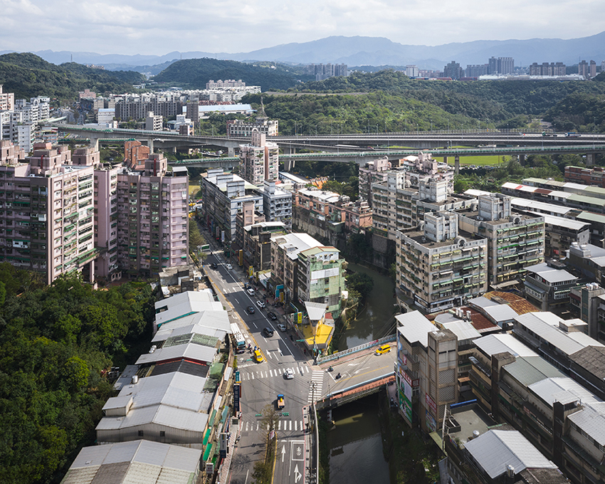 studio APL completes a canary yellow sandwich shop renovation in taiwan