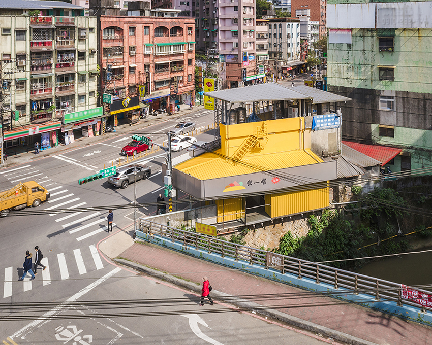 studio APL completes a canary yellow sandwich shop renovation in taiwan