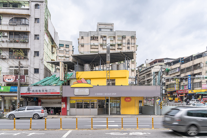 studio APL completes a canary yellow sandwich shop renovation in taiwan