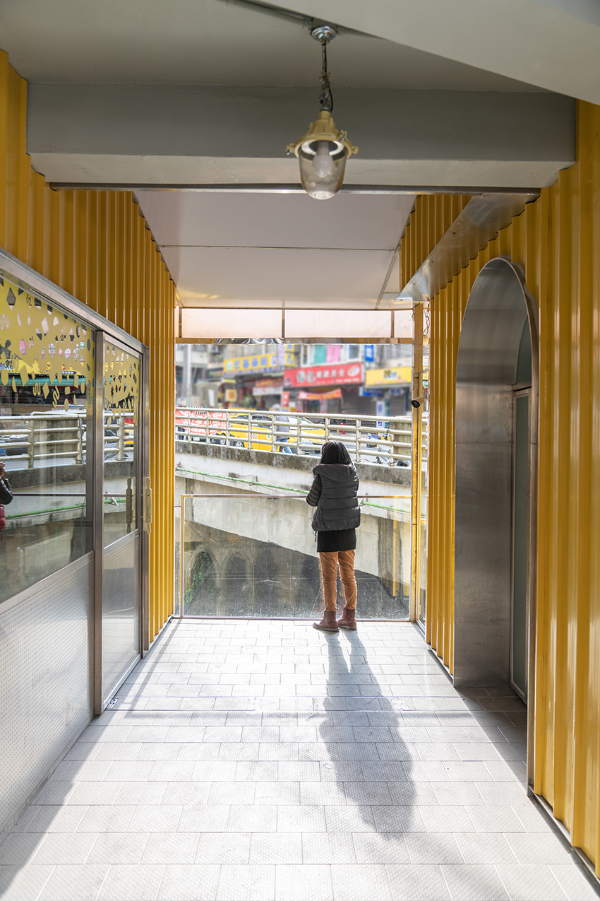 studio APL completes a canary yellow sandwich shop renovation in taiwan