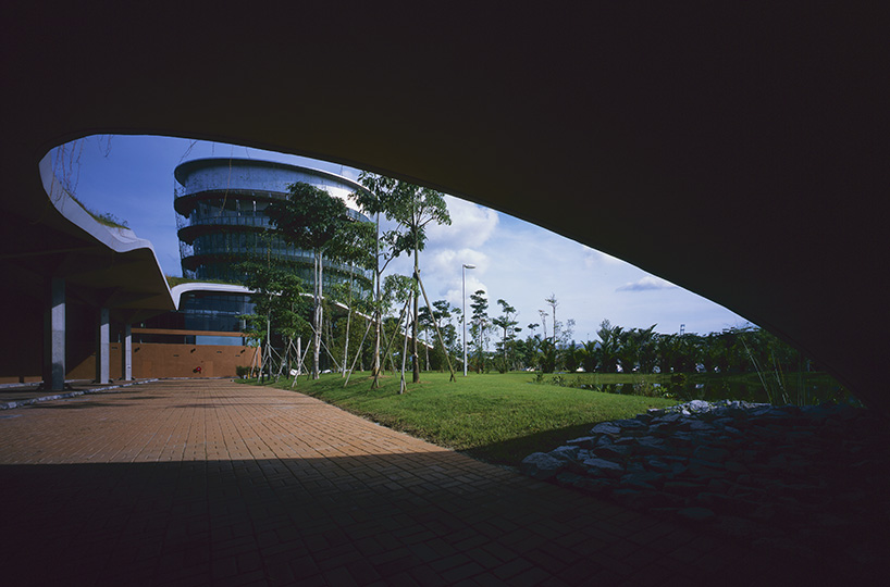 ryuichi ashizawa's sustainable factory tower in malaysia references islamic culture