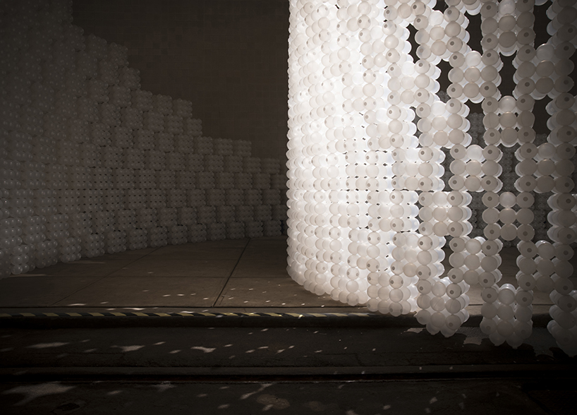 hou de sousa raise raze installation snarkitechture the beach balls leftovers designboom