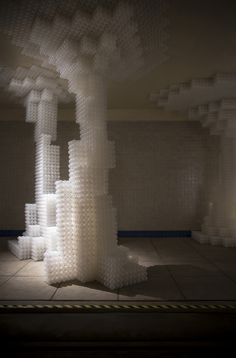 hou de sousa raise raze installation snarkitechture the beach balls leftovers designboom