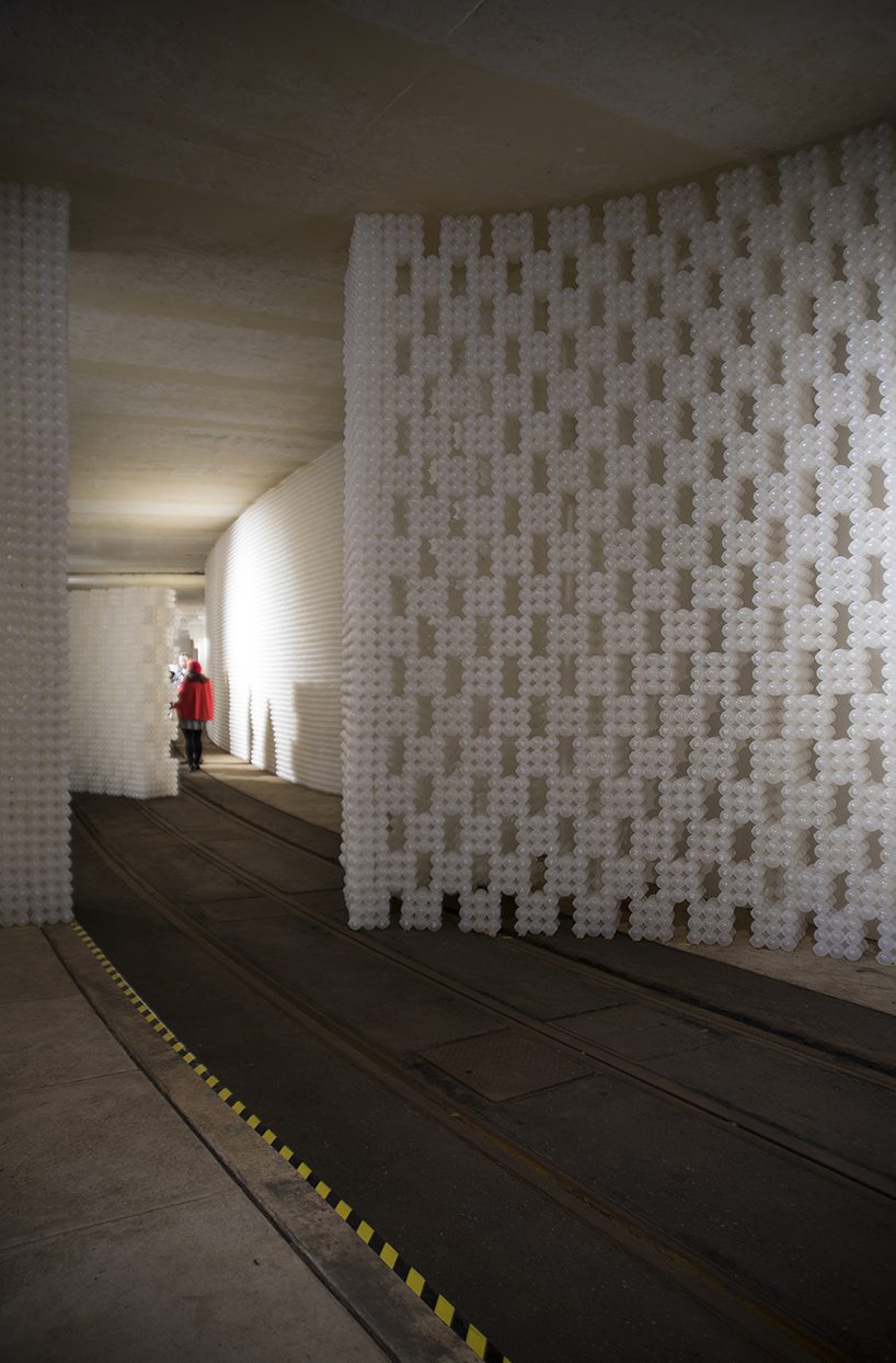 hou de sousa raise raze installation snarkitechture the beach balls leftovers designboom