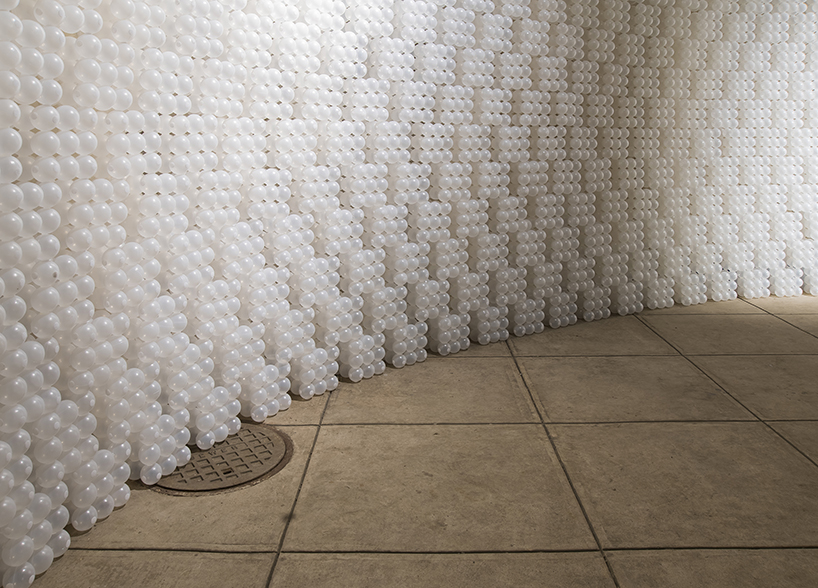 hou de sousa raise raze installation snarkitechture the beach balls leftovers designboom
