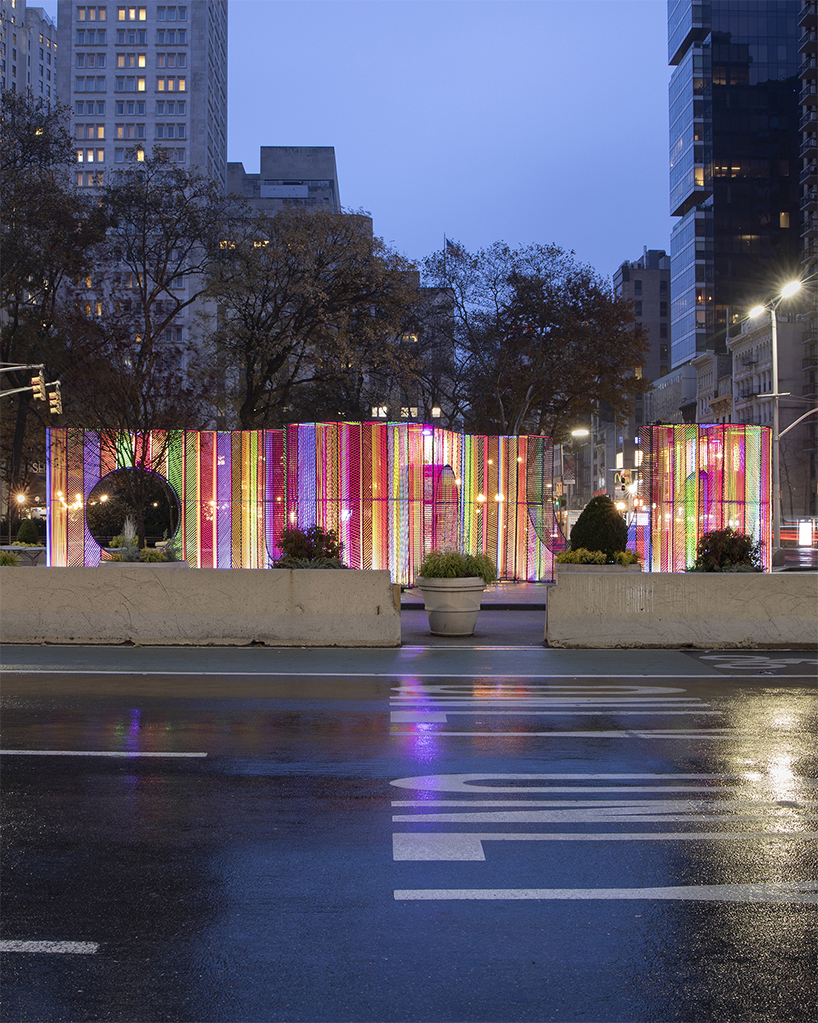 hou de sousa's iridescent ziggy installation opens in new york's flatiron plaza designboom