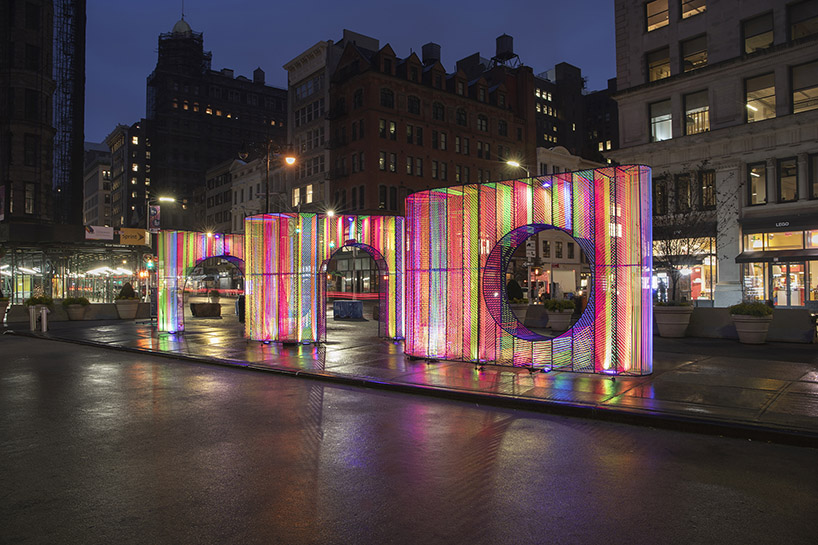 hou de sousa's iridescent ziggy installation opens in new york's flatiron plaza designboom
