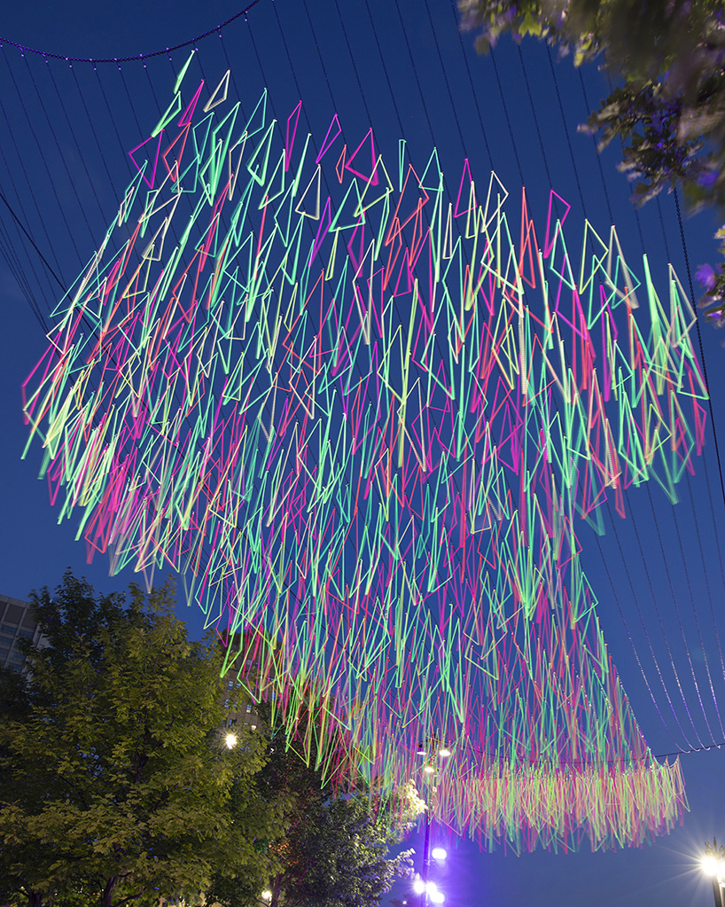 hou de sousa suspends a canopy of neon triangles over detroit designboom