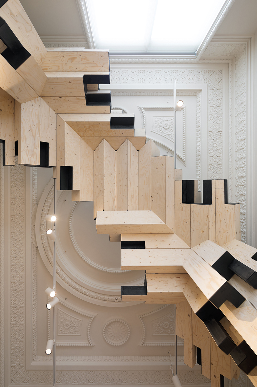 gilles retsin fuses augmented reality with timber construction at the royal academy london designboom