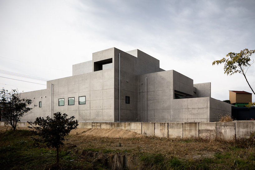 FORM builds thick concrete volumes to create the tranquil house in japan