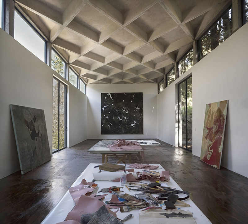 dellekamp arquitectos' waffle ceiling bounces light around this artist's studio in mexico
