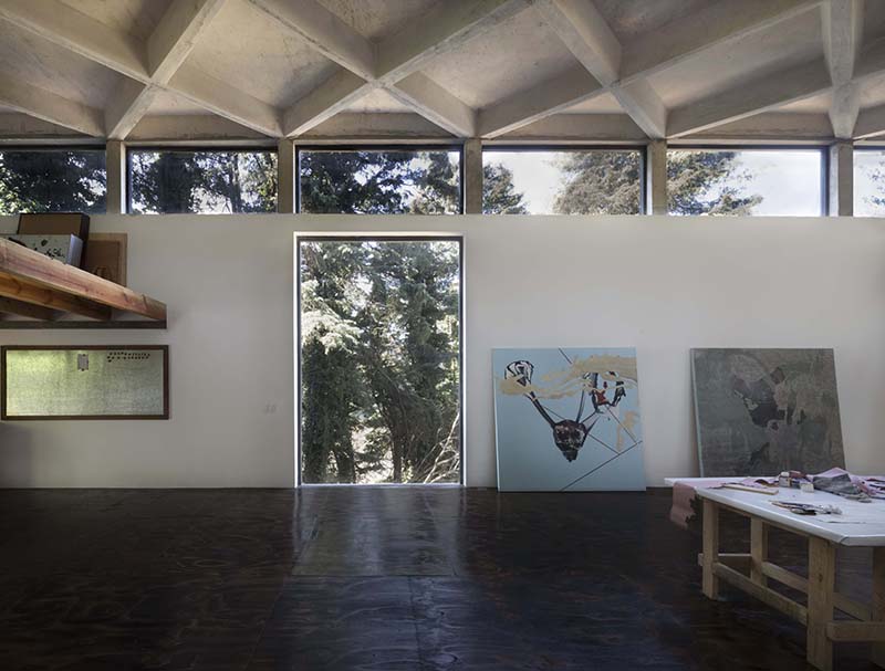 dellekamp arquitectos' waffle ceiling bounces light around this artist's studio in mexico