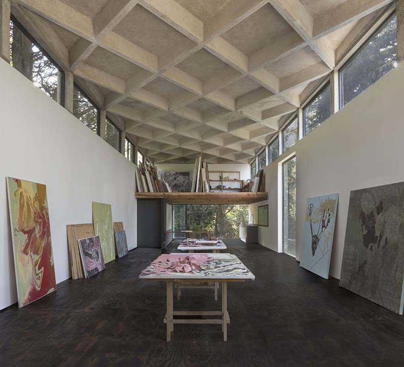 dellekamp arquitectos' waffle ceiling bounces light around this artist's studio in mexico