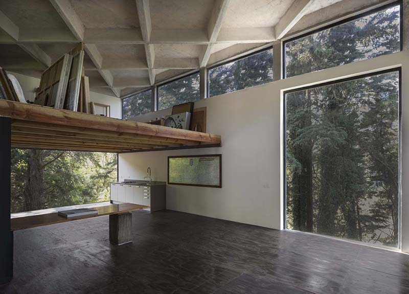 dellekamp arquitectos' waffle ceiling bounces light around this artist's studio in mexico