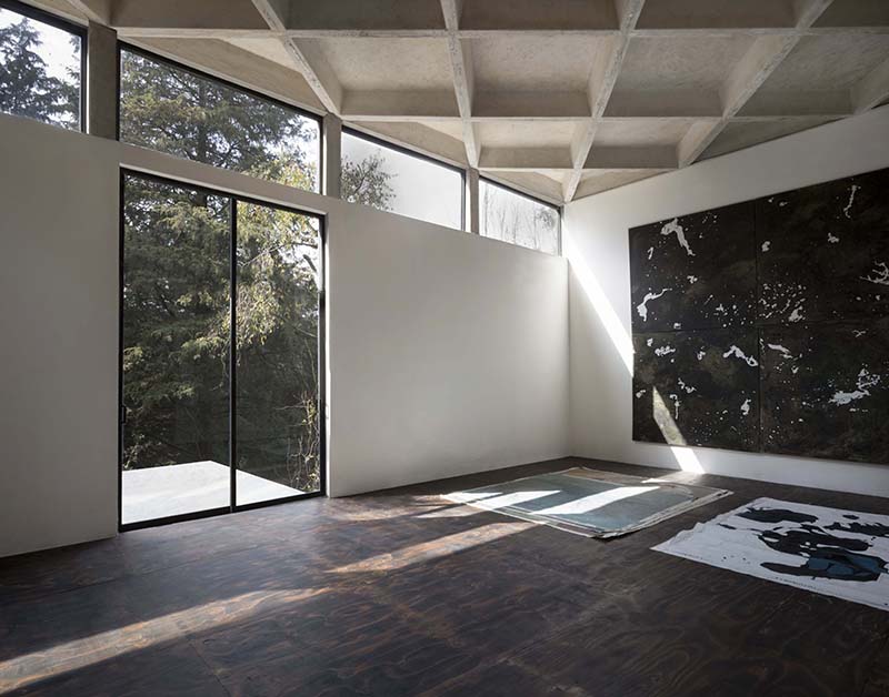 dellekamp arquitectos' waffle ceiling bounces light around this artist's studio in mexico
