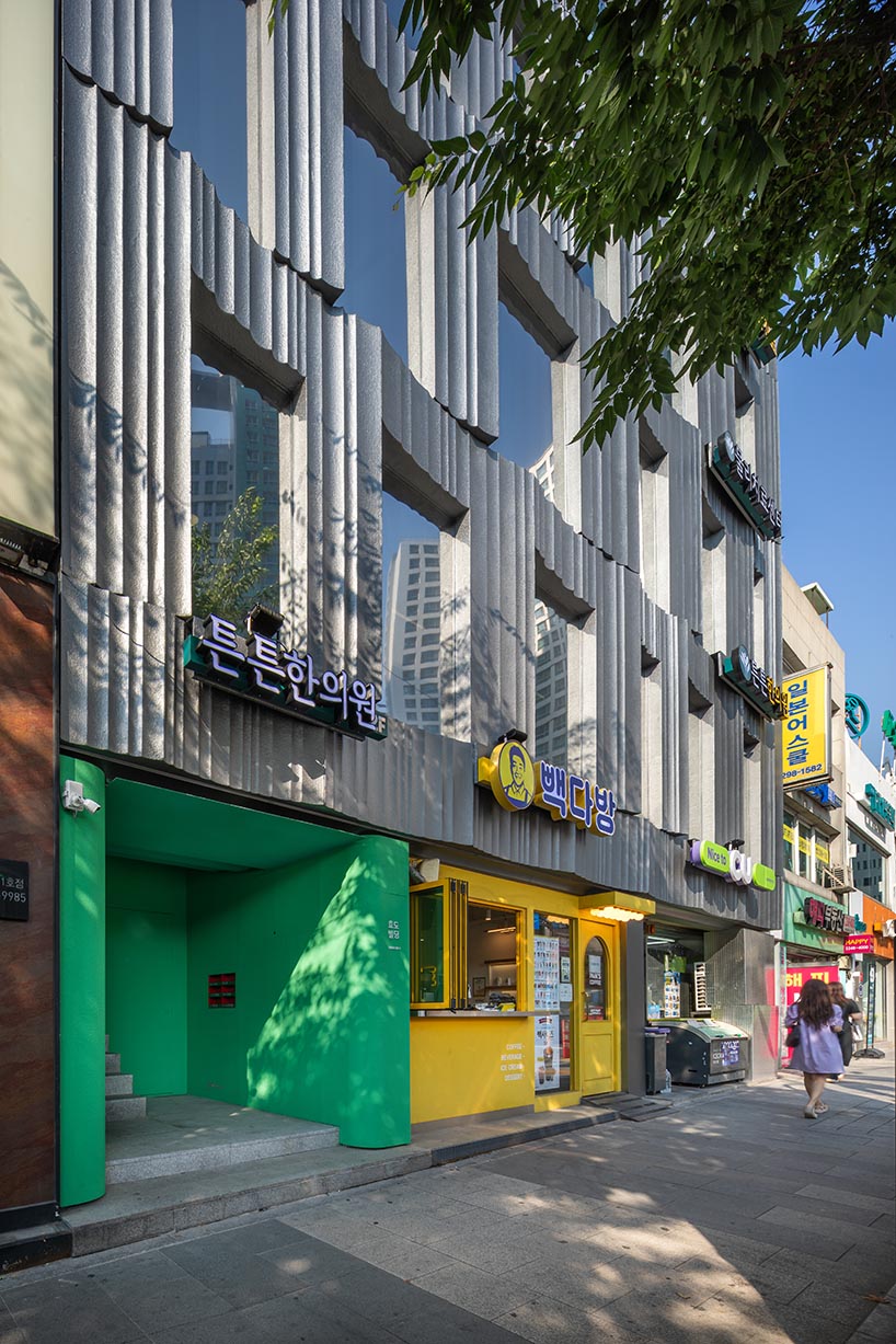 a strange coexistence found on the urban edge 3