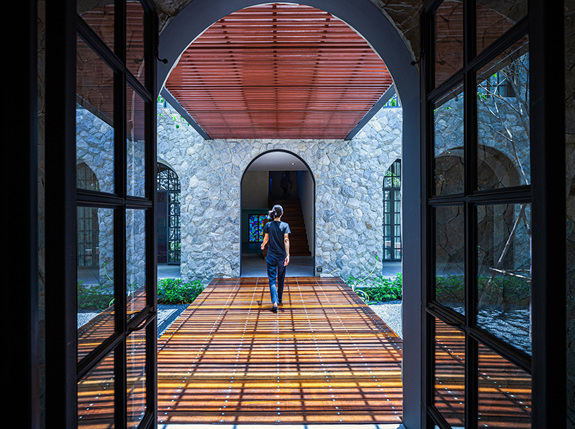 junsekino forms a lush courtyard at the center of tare house in bangkok designboom